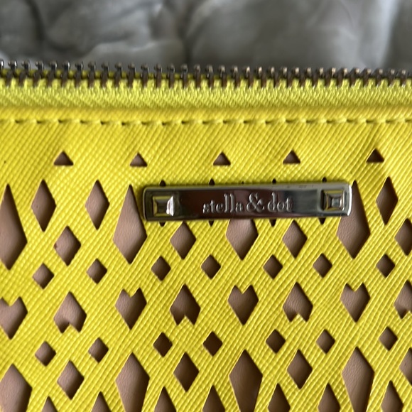 Stella & Dot clutch ~ Spring Time must have ~ Great condition - Picture 2 of 6